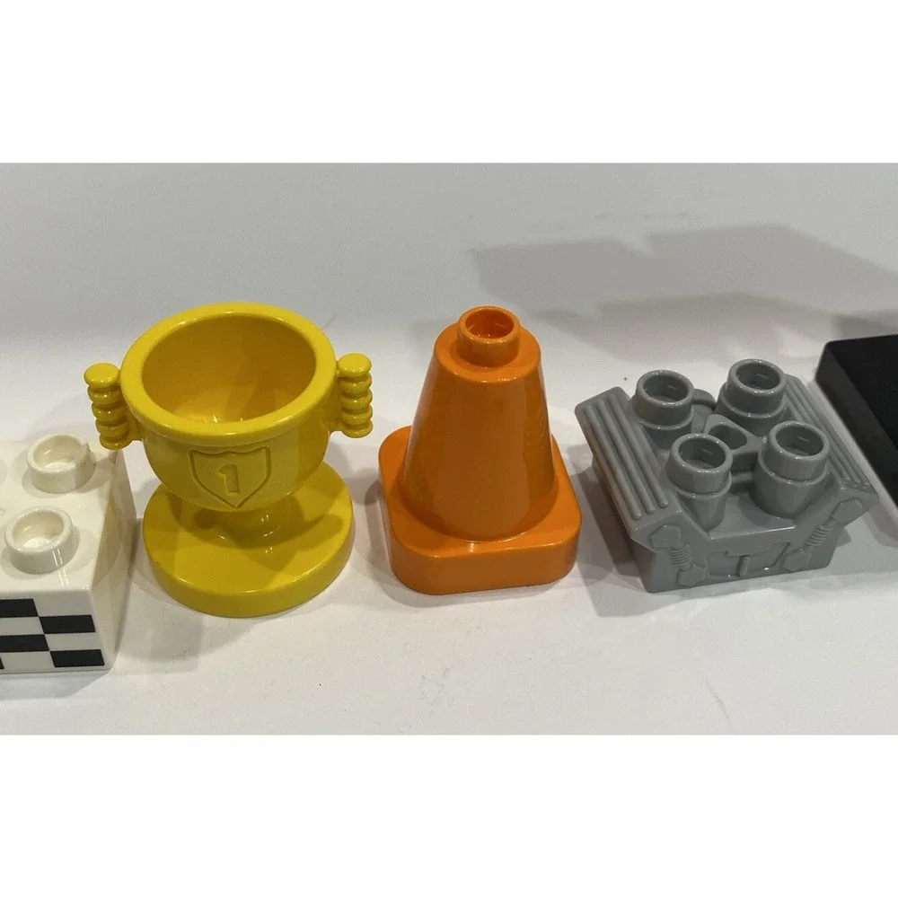 Lego DuPro's town "Race car" 10589 Racer Mechanic Trophy Engine Stoplights More - Picture 4 of 7